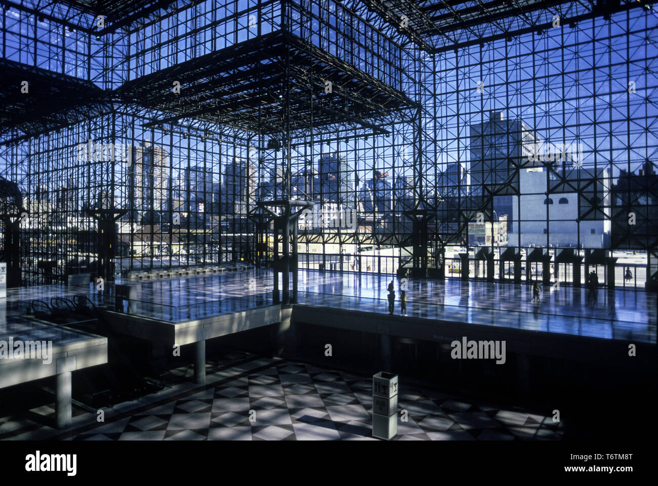 Histórico de 1987 Jacob K. Javits Convention Center (©James Ingo Freed 1986) 11ª Avenida de Manhattan, Nueva York, EE.UU. Foto de stock