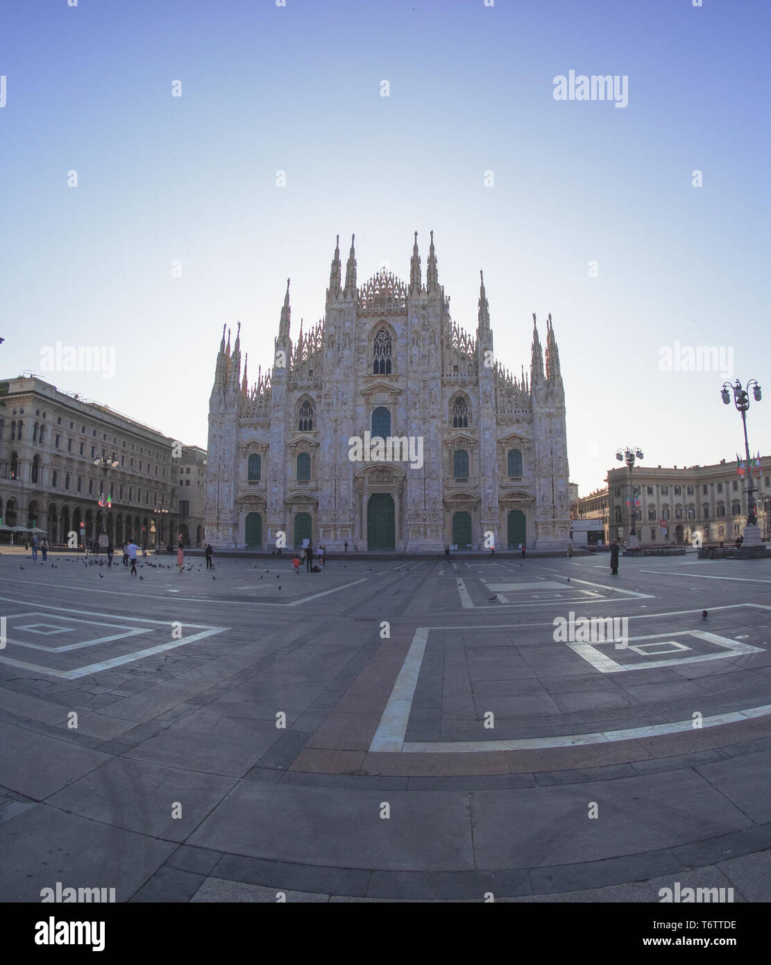 Milán - Italia, la plaza del Duomo al amanecer Foto de stock