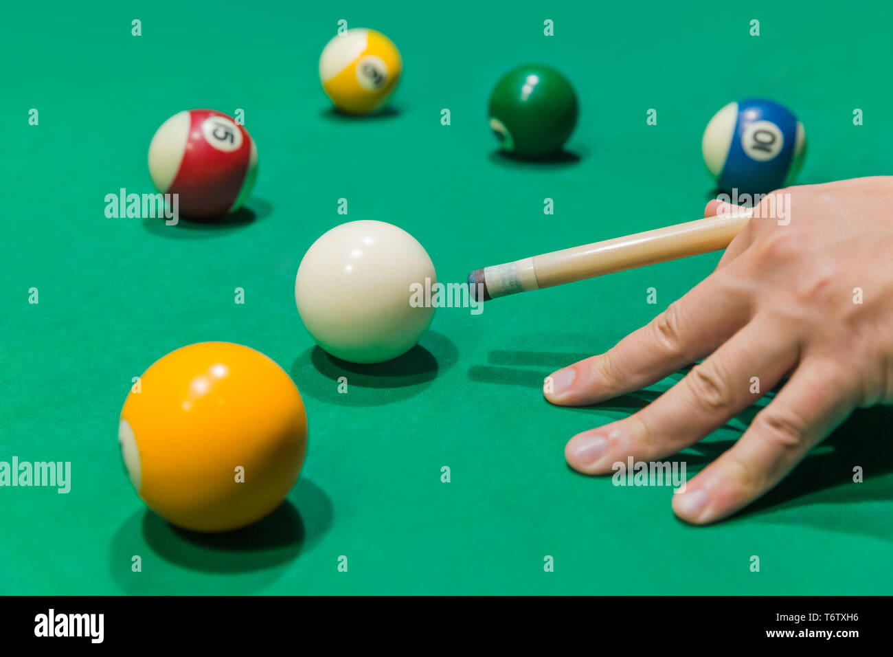 Bolas de Billar de pool mesa verde Fotografía de stock - Alamy