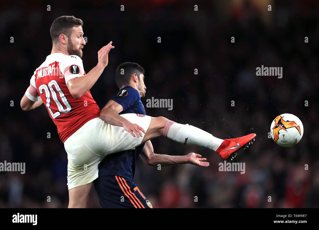 Shkodran Mustafi del Arsenal (izquierda) y Valencia's Goncalo Guedes batalla por la pelota durante la semifinal de la UEFA Europa League, el primer partido en el Emirates Stadium de Londres. Foto de stock