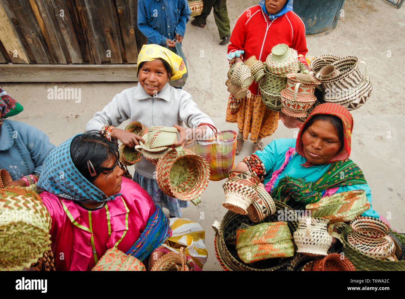 Indios Tarahumaras Mujer Vendiendo Cestas Tejidas A Mano Y Otras Artesanias Marzo 03 10 Barranca Del Cobre Sierra Madre En El Estado De Chihuahua Mexico Sur Fotografia De Stock Alamy