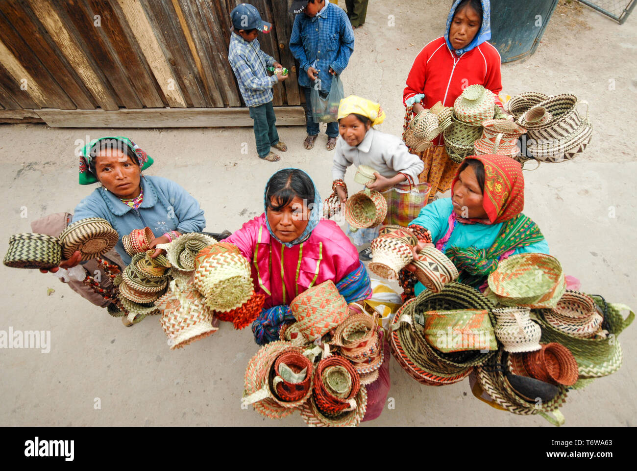 Indios Tarahumaras Mujer Vendiendo Cestas Tejidas A Mano Y Otras Artesanias Marzo 03 10 Barranca Del Cobre Sierra Madre En El Estado De Chihuahua Mexico Sur Fotografia De Stock Alamy Indios Tarahumaras Mujer Vendiendo Cestas Tejidas A Mano Y Otras Artesanias Marzo 03 10 Barranca Del Cobre Sierra Madre En El Estado De Chihuahua Mexico Sur Fotografia De Stock Alamy
