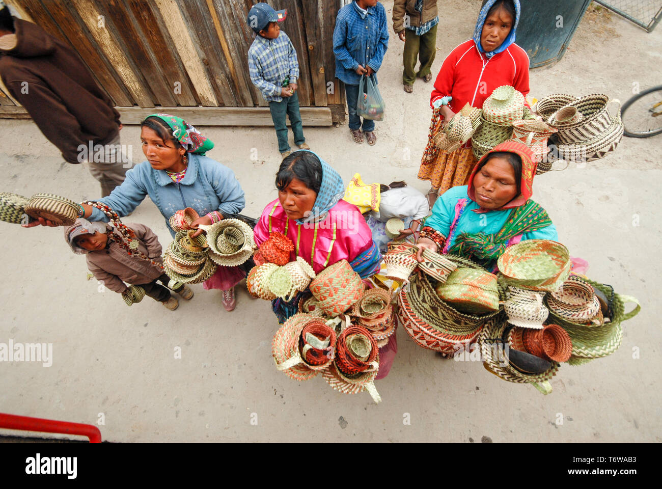 Indios Tarahumaras Mujer Vendiendo Cestas Tejidas A Mano Y Otras Artesanias Marzo 03 10 Barranca Del Cobre Sierra Madre En El Estado De Chihuahua Mexico Sur Fotografia De Stock Alamy