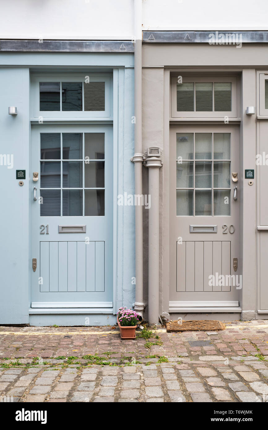 Las puertas de la casa pintada en Radnor Mews, Bayswater, Londres, Inglaterra Foto de stock