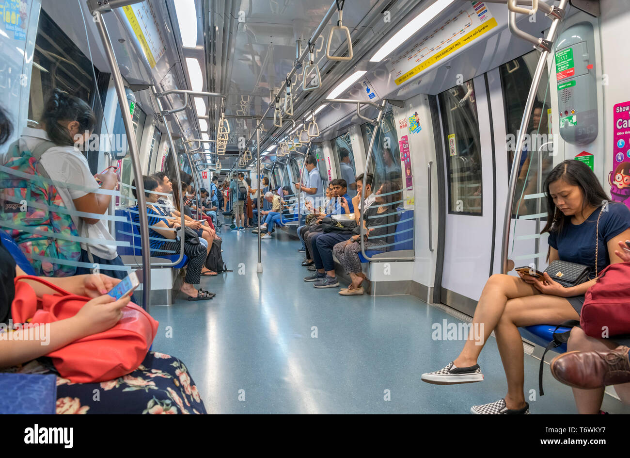 En el carro de metro MRT de Singapur Foto de stock