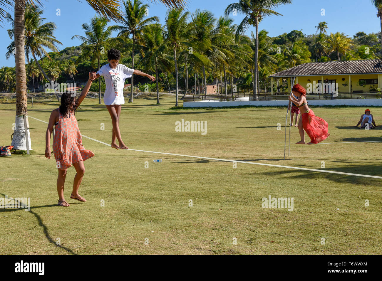 Pipa, Brasil - 23 de enero de 2019: la mujer equilibrista formación cerca de Pipa en Brasil Foto de stock