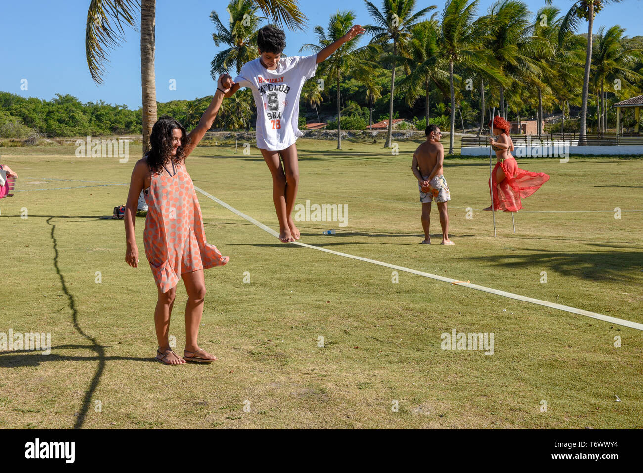 Pipa, Brasil - 23 de enero de 2019: la mujer equilibrista formación cerca de Pipa en Brasil Foto de stock