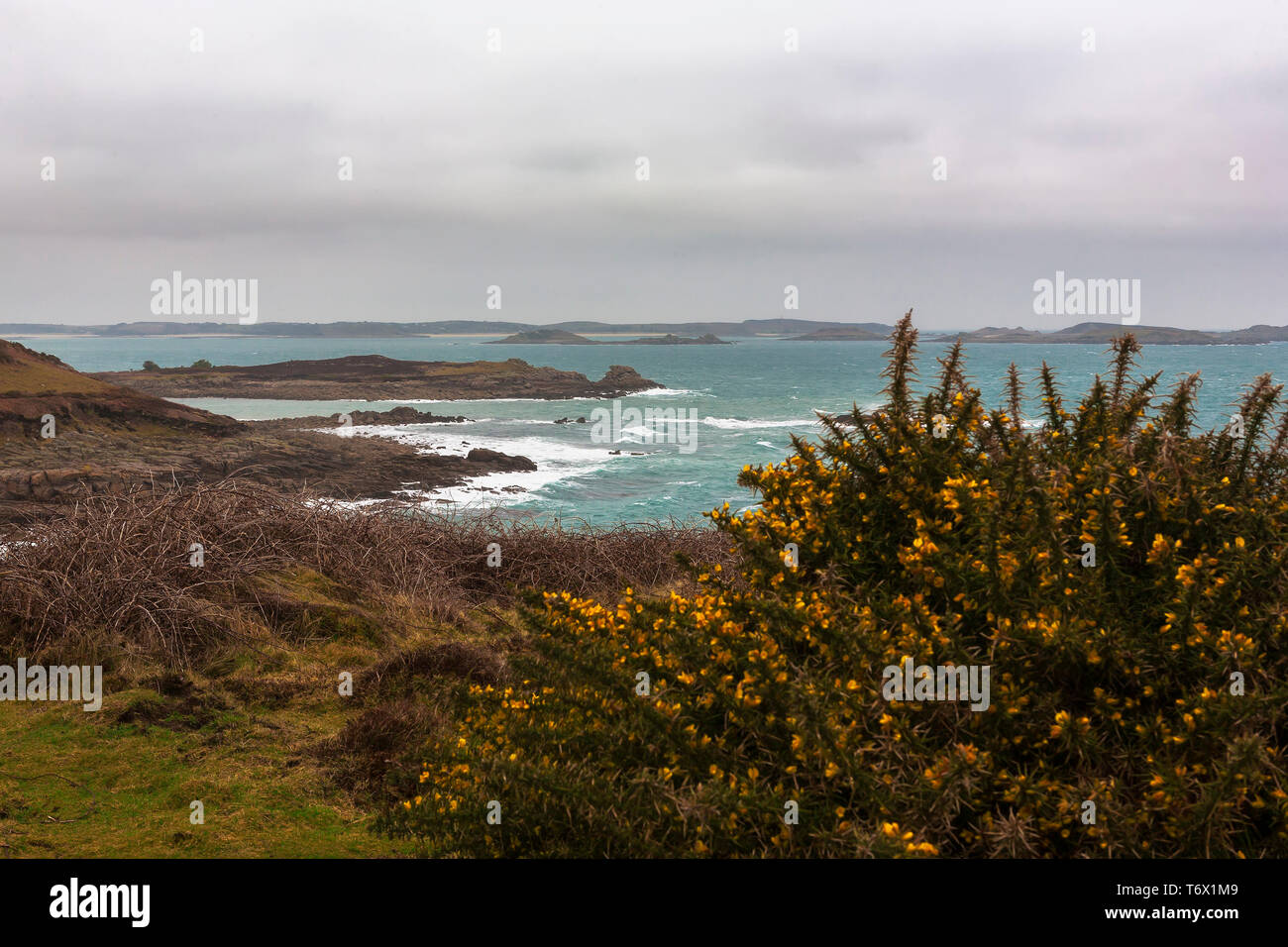 Vistas Crow sonido a las Islas Orientales desde la separación del punto, Santa María, Isles of Scilly, Reino Unido en un día nublado y ventoso Foto de stock