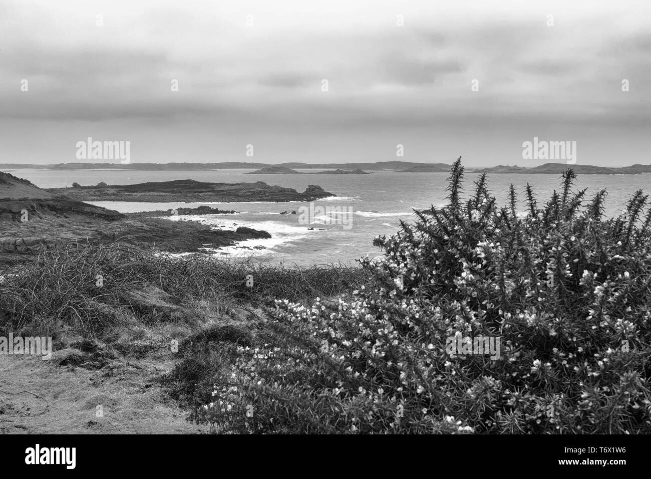 Vistas Crow sonido a las Islas Orientales desde la separación del punto, Santa María, Isles of Scilly, Reino Unido en un día ventoso y nublado: versión en blanco y negro Foto de stock