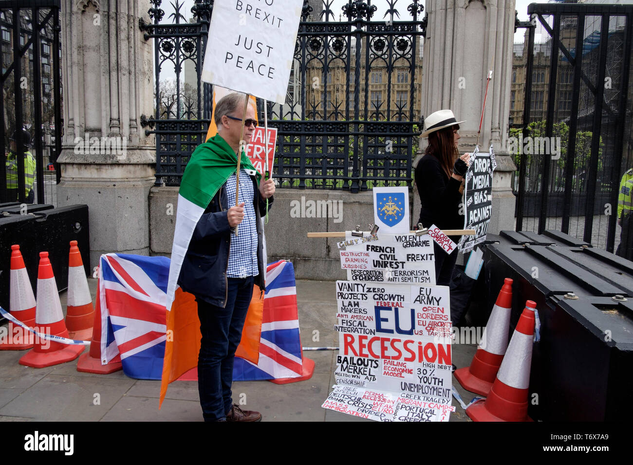 Pro junto con manifestante Brexit permanecen fuera de las Casas del Parlamento, en Westminster, Londres, Reino Unido. Foto de stock