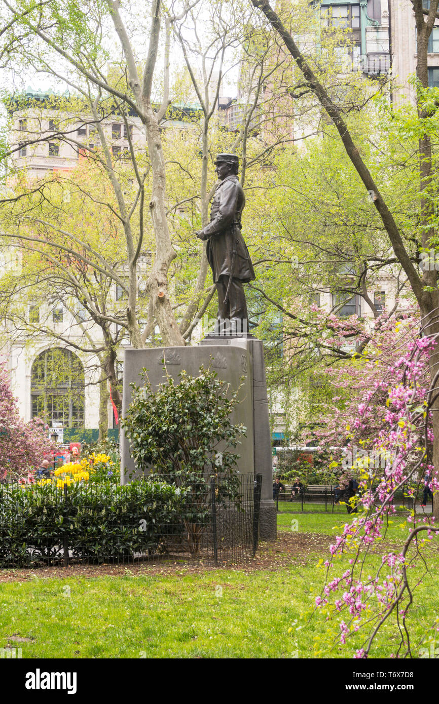 Farragut monumento está rodeada por bellos árboles de primavera en Madison Square Park, Nueva York, EE.UU. Foto de stock