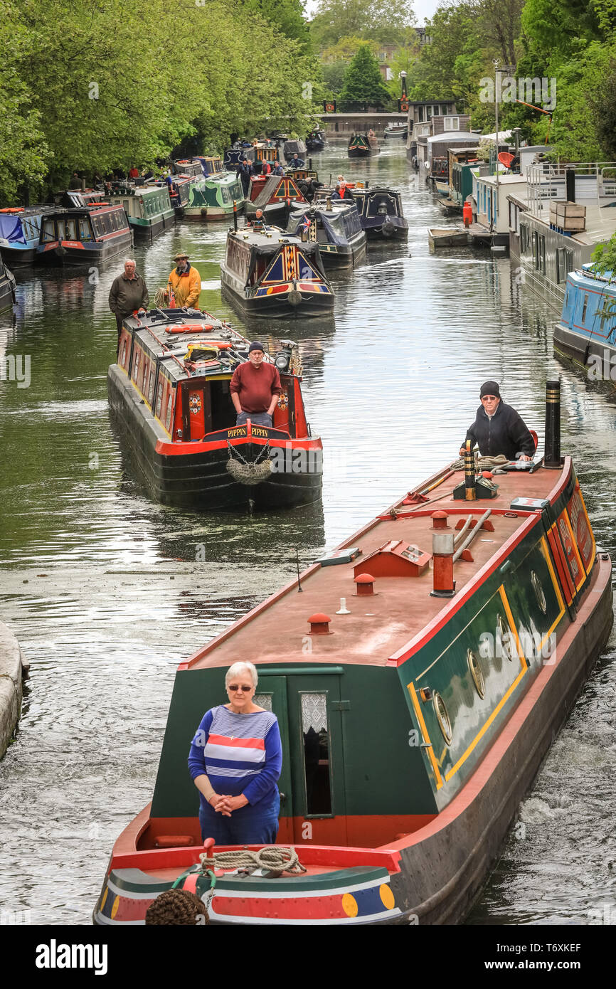 Londres, Reino Unido, 3 de mayo de 2019. Se están haciendo preparativos en la pequeña Venecia de Canalway Cabalgata, como decorado barcos de canal se mueve lentamente en sus posiciones en la piscina principal. Las fiestas populares son organizados por la Asociación de vías navegables y durará 4-6 de mayo y contará con más de 100 barcos este año con desfiles de canal boat, un barco iluminado desfile, música, espectáculos y deportes acuáticos en la "Pequeña Venecia". Crédito: Imageplotter/Alamy Live News Foto de stock