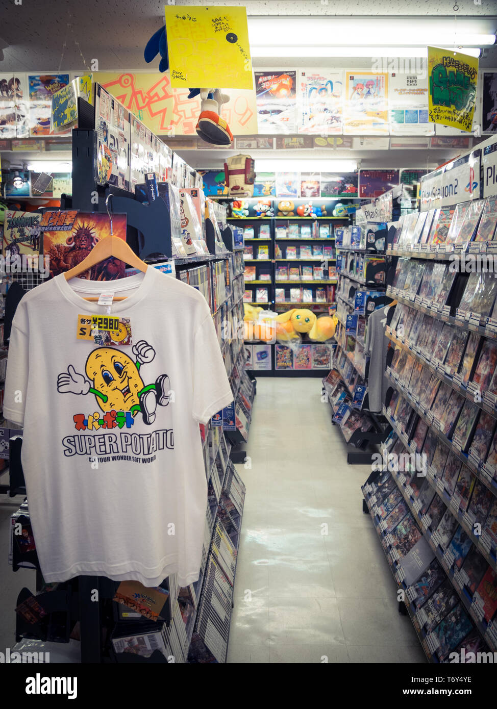 El interior de la famosa tienda de videojuegos retro, Super Potato Retro-kan, ubicada en el distrito de la Ciudad Electrónica de Akihabara, Tokio, Japón. Foto de stock