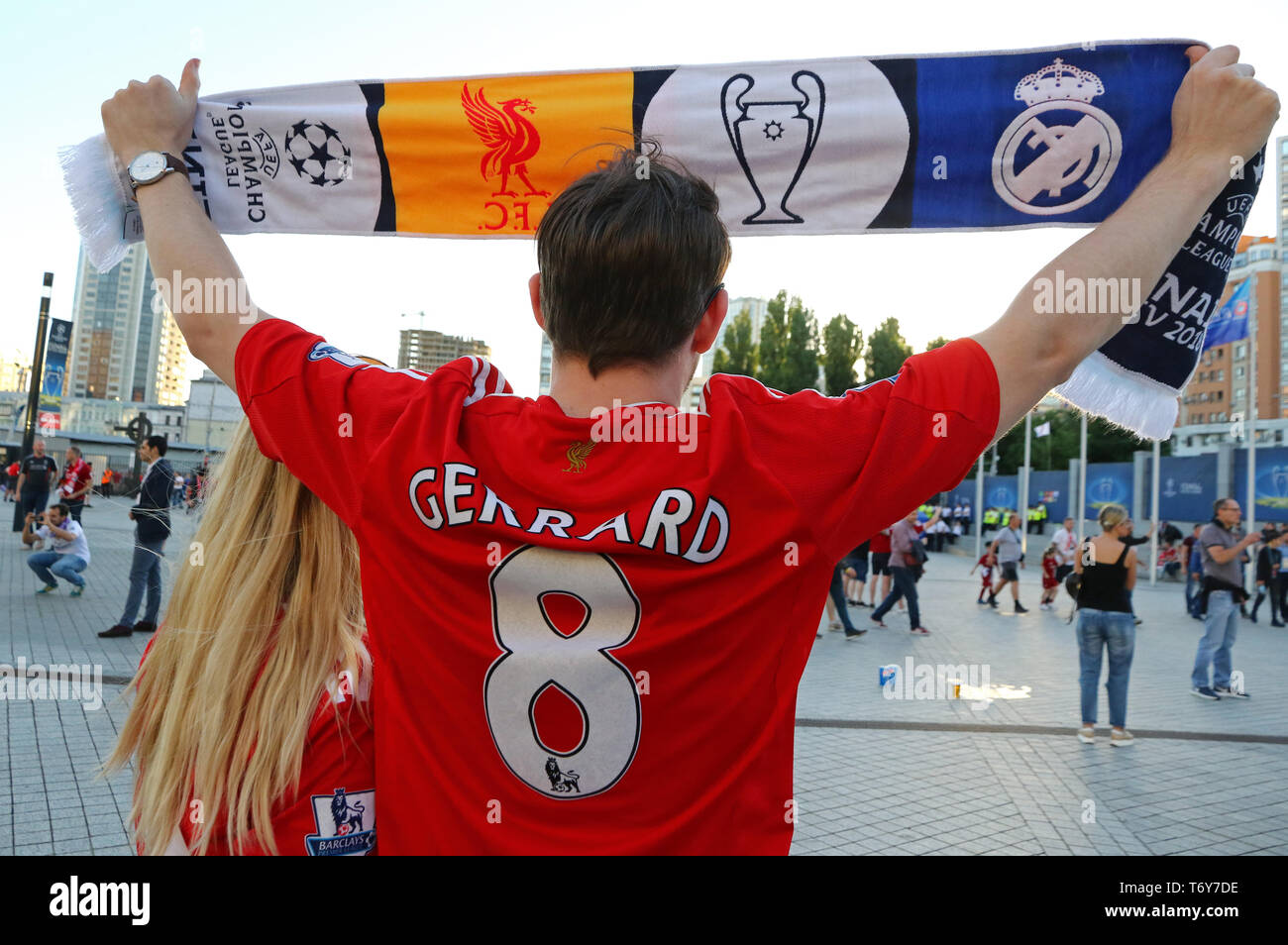 Hinchas de Liverpool mostrar su apoyo cerca del estadio Olimpiyskiy NSC en Kiev antes de la final de la UEFA Champions League 2018 Foto de stock