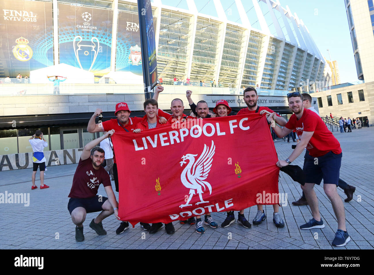 Hinchas de Liverpool mostrar su apoyo cerca del estadio Olimpiyskiy NSC en Kiev antes de la final de la UEFA Champions League 2018 Foto de stock