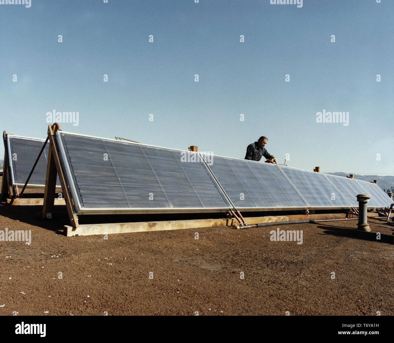 Colectores solares utilizados para calentar agua en un proyecto para hacer el lavado de botella viable a gran escala, alentando a los fabricantes para usar contenedores retornables, 2010. Imagen cortesía del Departamento de Energía de Estados Unidos. () Foto de stock