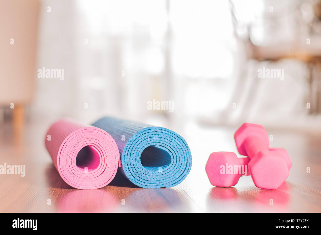 Colchonetas para yoga y pesas sobre un piso de madera. Concepto de estilo  de vida saludable Fotografía de stock - Alamy