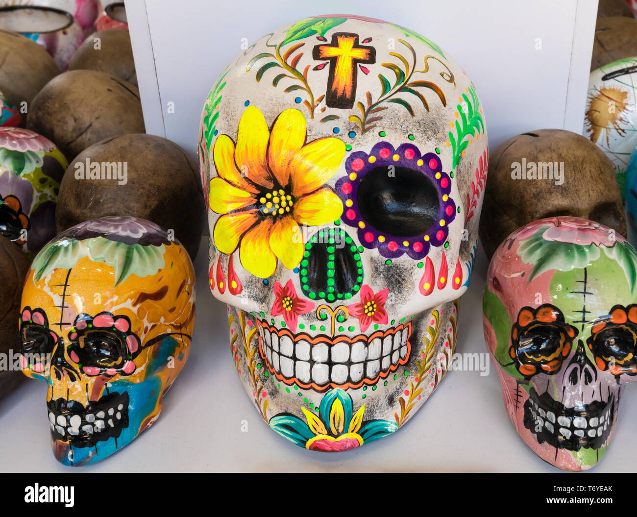 Cráneos de cerámica de distintos tamaños Foto de stock