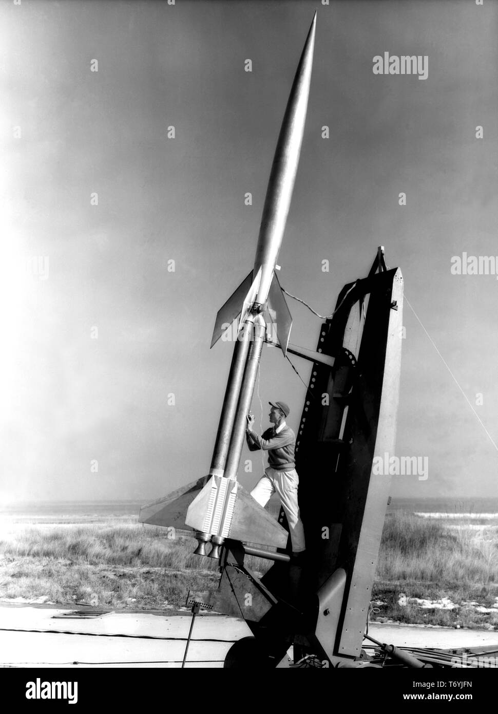 Técnico Dereng Durwood midiendo la elevación de doble diácono booster antes del lanzamiento del cohete RM-10 at Wallops Flight Facility en Virginia, 6 de febrero de 1951. Imagen cortesía de la Administración Nacional de Aeronáutica y del Espacio (NASA). () Foto de stock