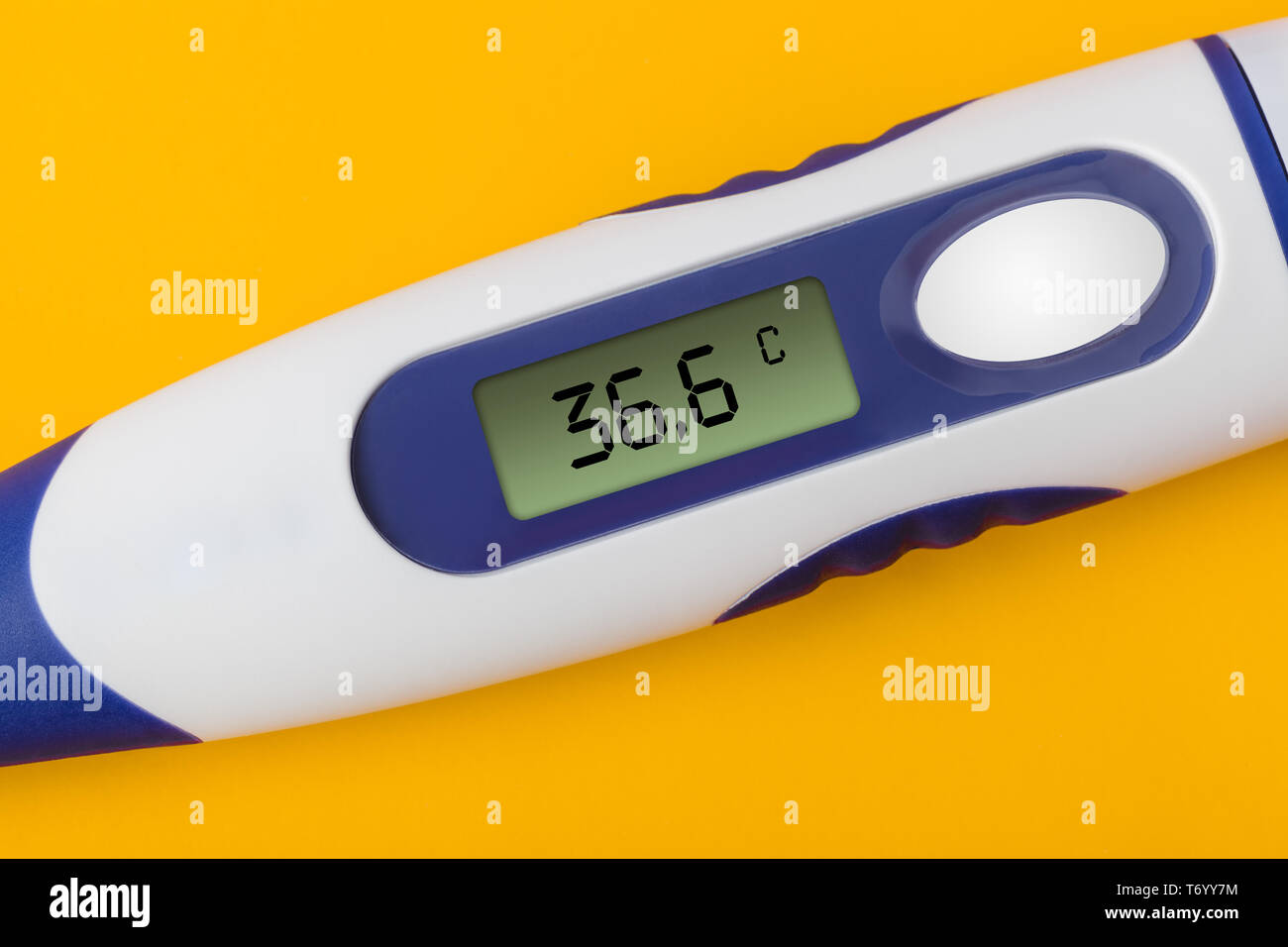 Termómetros médicos electrónicos (36,6 grados) sobre fondo amarillo  Fotografía de stock - Alamy