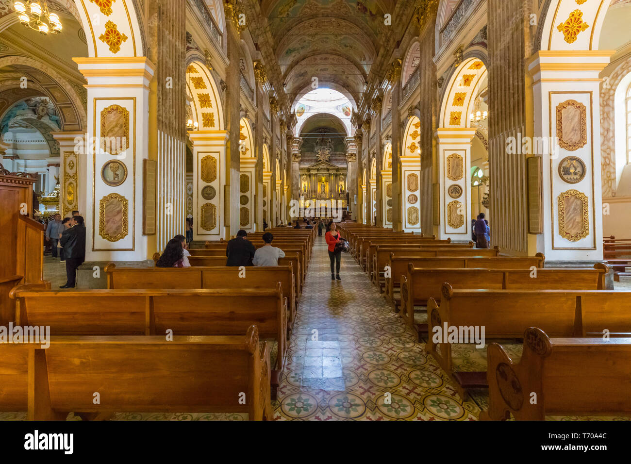 Templo catedralicio Pasto Colombia vista interior de la nave central Foto de stock