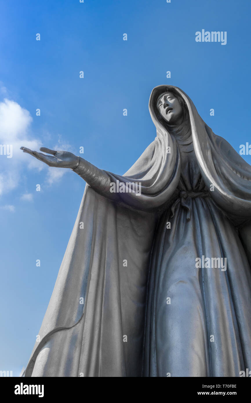 La estatua de la Virgen María