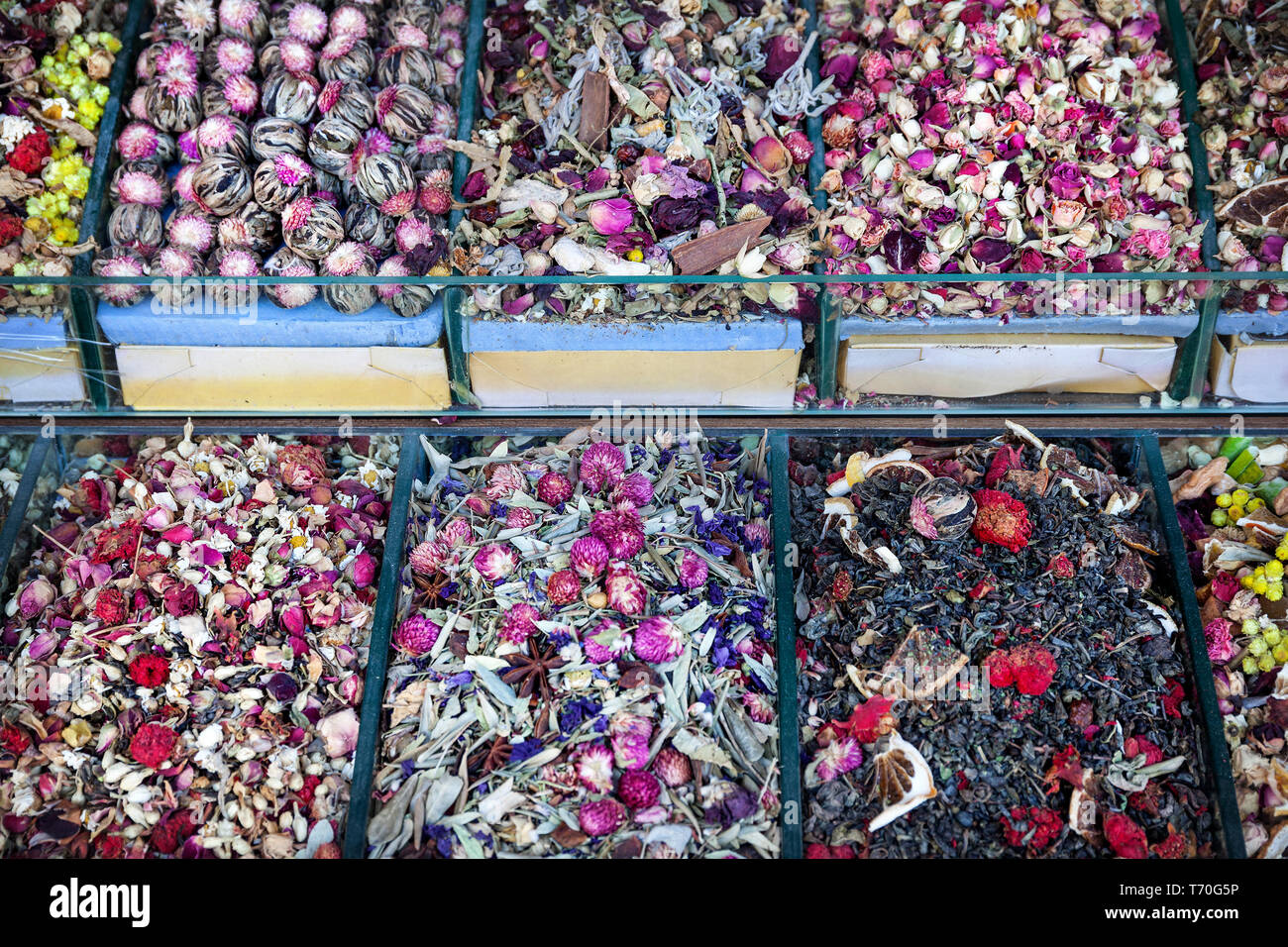 Varios tés de flores y especias en el famoso mercado de especias en Estambul Turquia Foto de stock