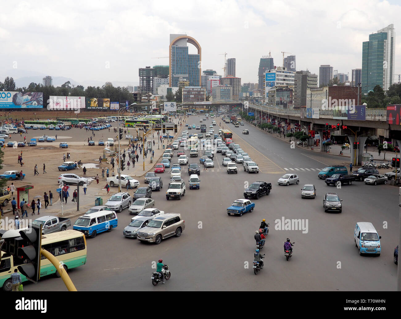 Addis Abeba, Etiopía, 18 de abril de 2019 : calle ocupada en la capital etíope, Addis Abeba. Foto de stock