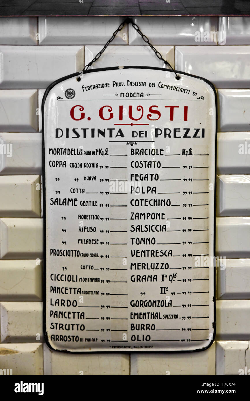Módena, bottega storica 'Salumeria Giusti', en via Farini: distinta dei prezzi. [ENG] Modena, histórica tienda 'Salumeria Giusti' (delicatessen), en F Foto de stock