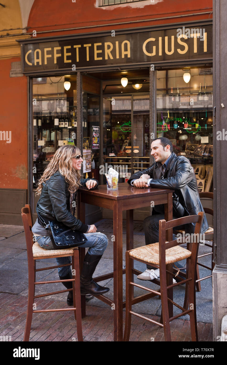 Módena, "Caffetteria Giusti', en via Farini: tavolino coppia una ONU. [ENG] Modena, "Caffetteria Giusti" (casa de café/bar en la calle Farini: pareja en Foto de stock