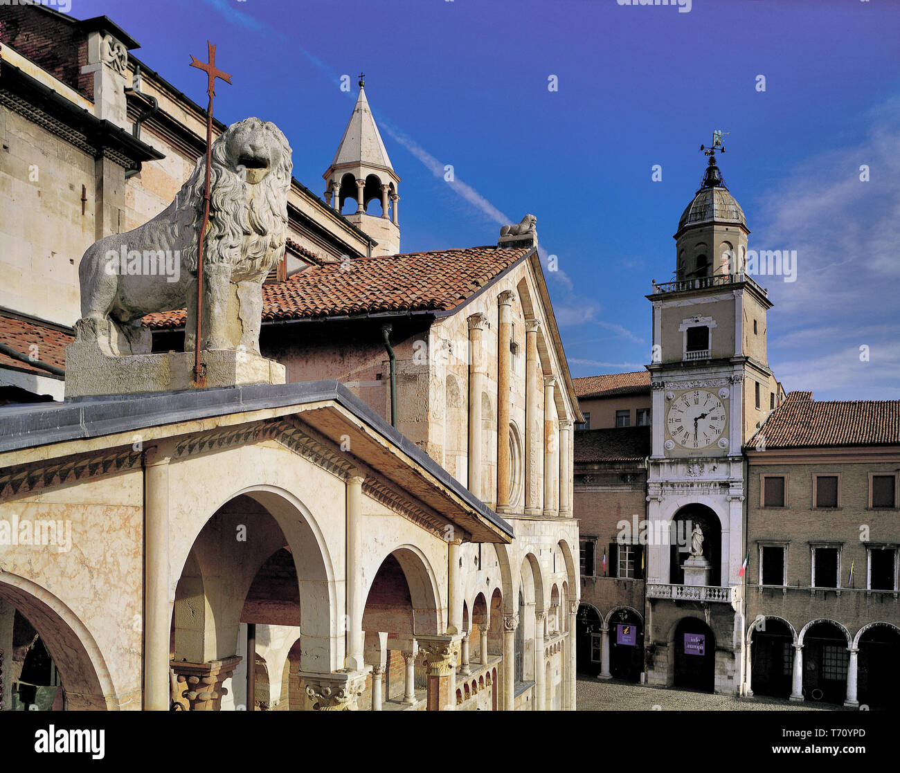Modena: fianco veduta del sud del Duomo e sullo sfondo, la Torre Cívica. [ENG] Modena: Vista del lado sur de la catedral (Duomo) y, en t Foto de stock