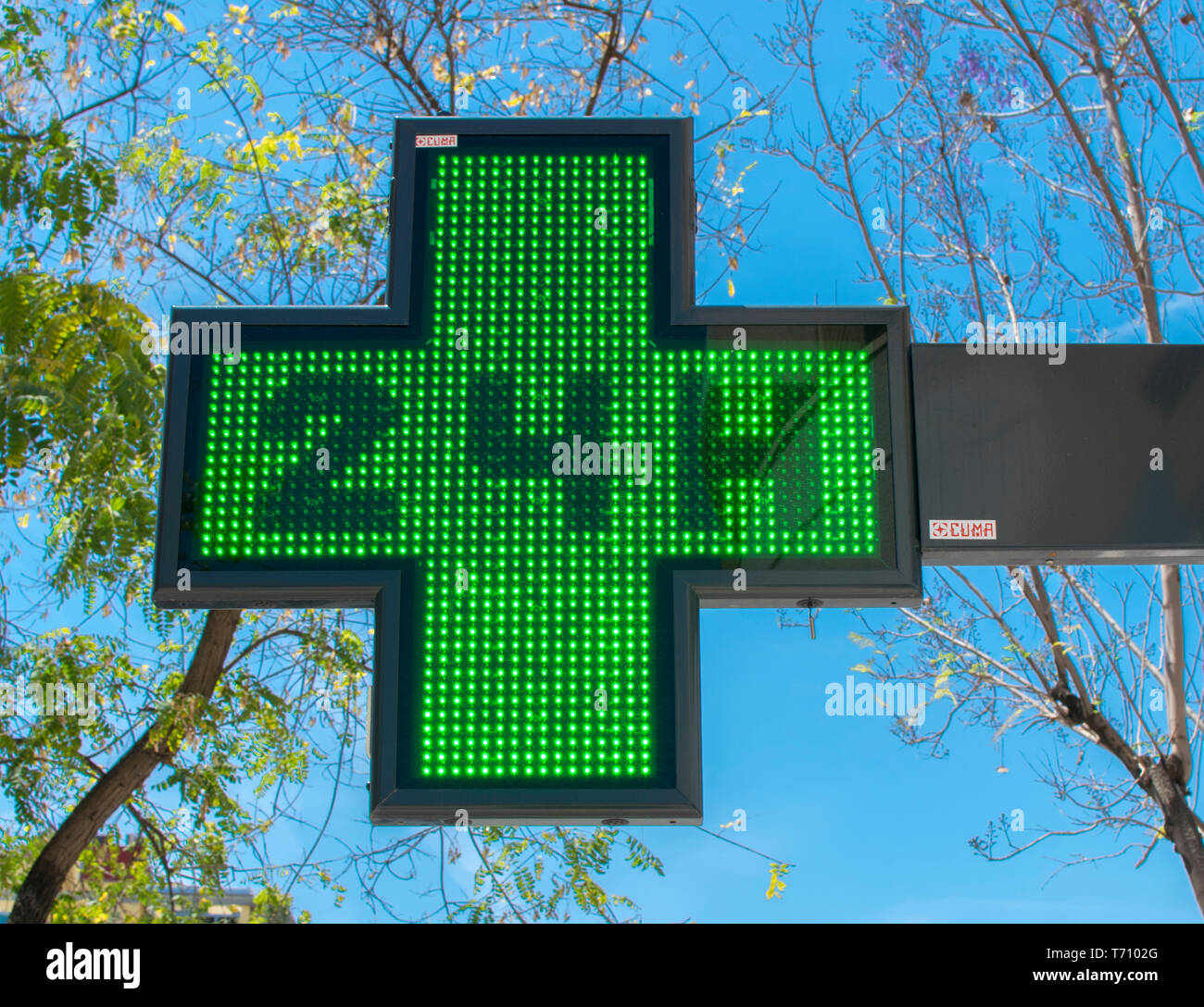 Medicina verde veinticuatro horas al día cartel de farmacia. Farmacia  abierta 24 horas en Murcia, España, 2019. Signo de cruz verde farmacia  farmacéutica Fotografía de stock - Alamy