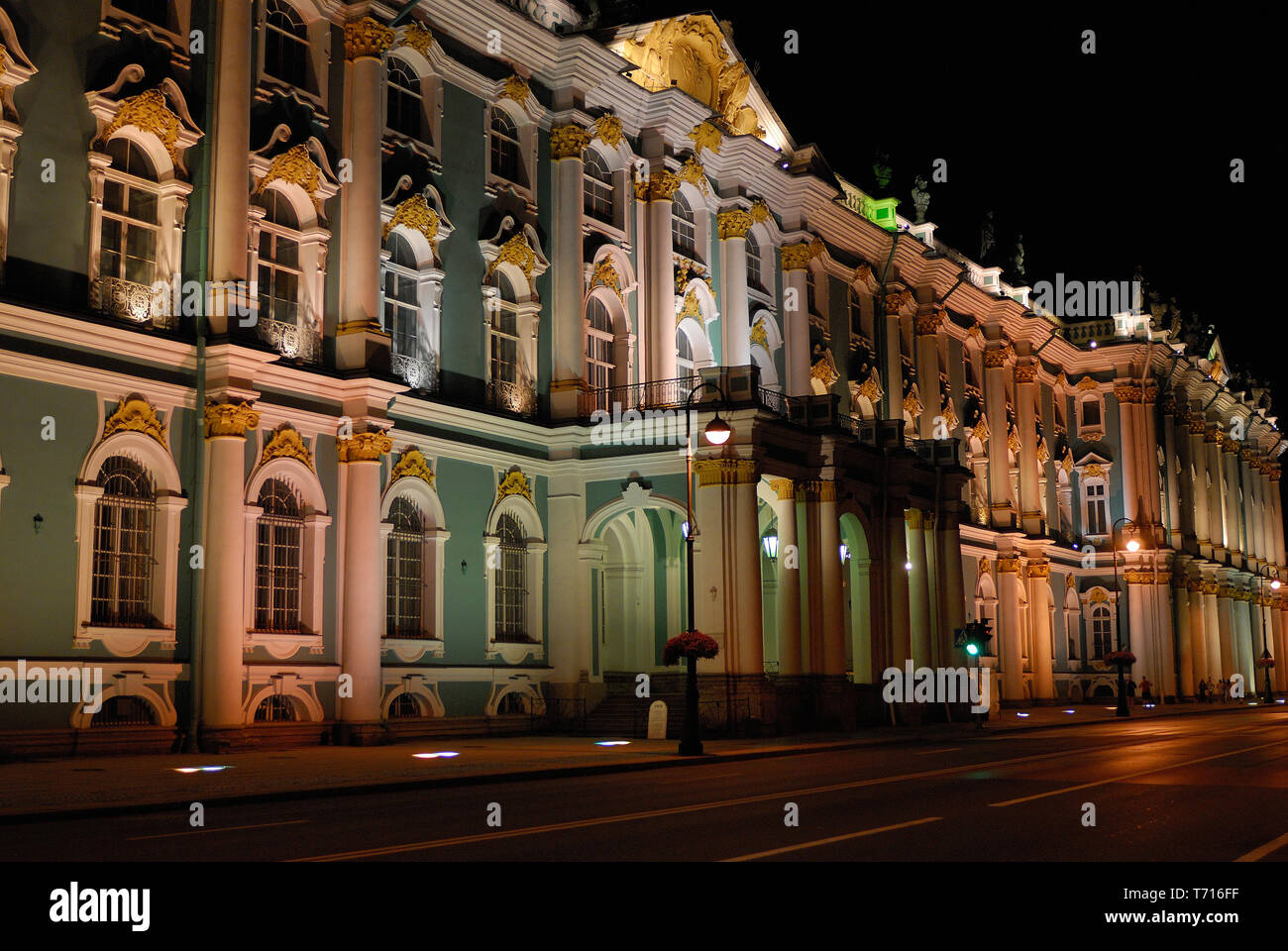 Colorida fachada iluminada por la noche, San Petersburgo. Foto de stock