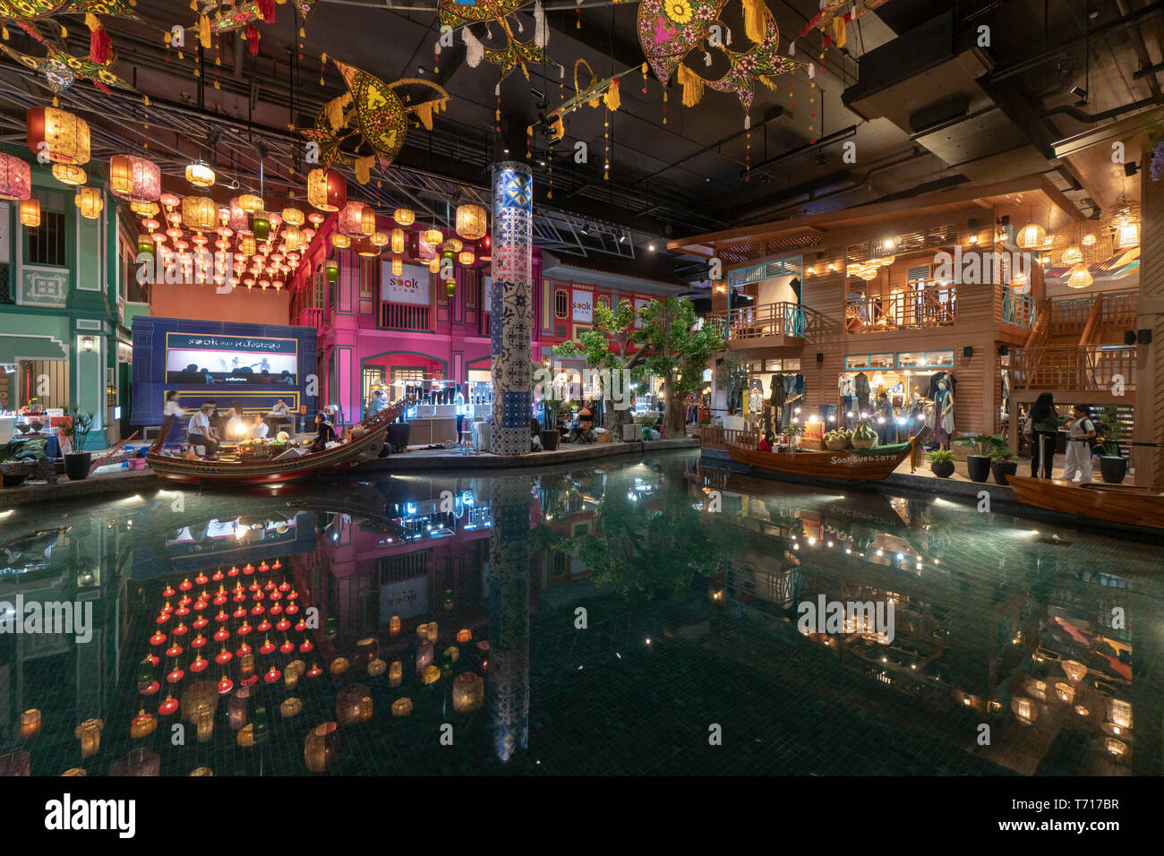 Interieur de icono Siam Mall, el centro comercial , Bangkok, Tailandia  Fotografía de stock - Alamy