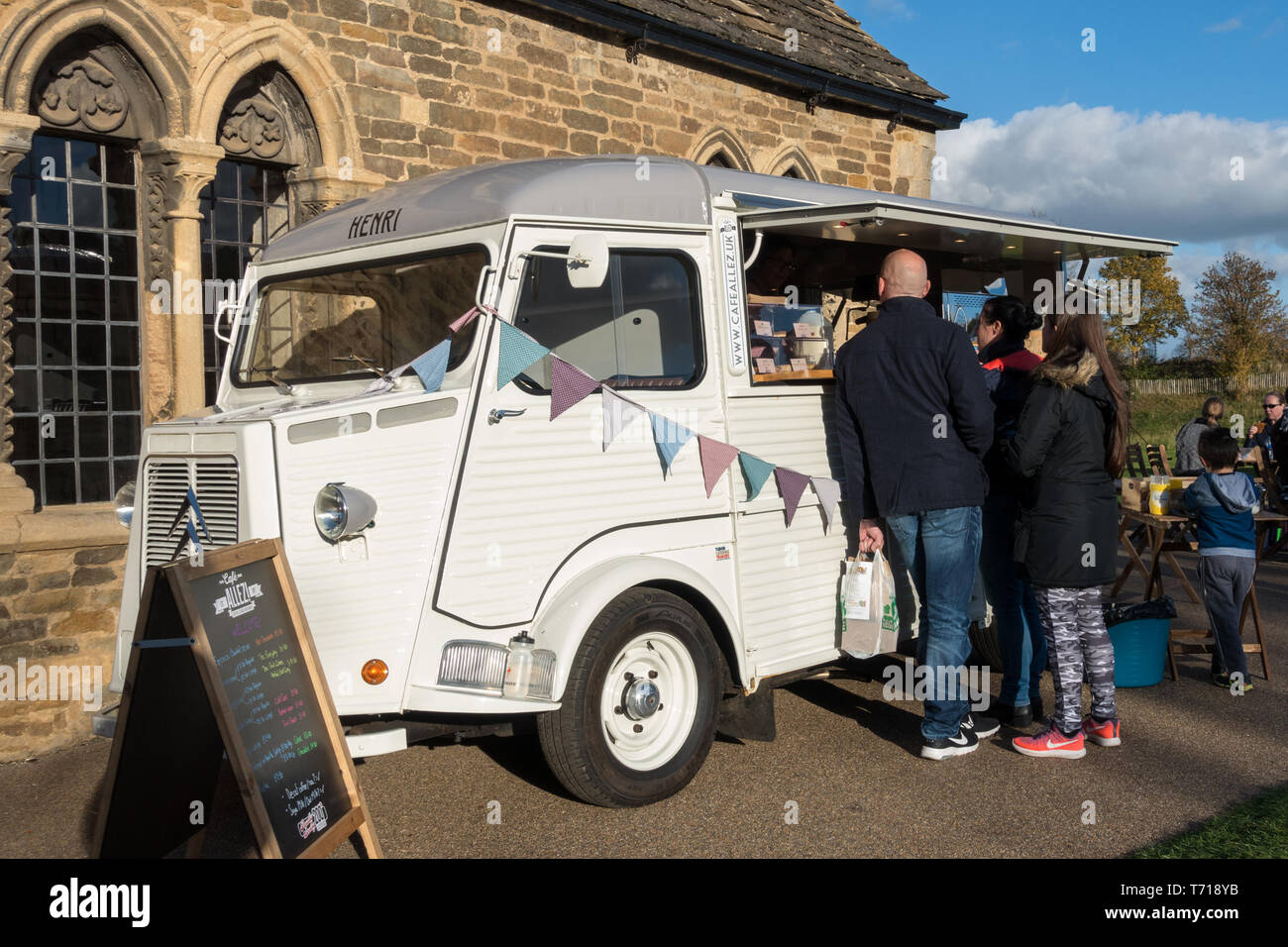 Cafe Allez 1972 Citroen HY Henri van 'café' con clientes esperando, fuera del castillo, en Oakham Oakham, Rutland, Inglaterra, Reino Unido. Foto de stock