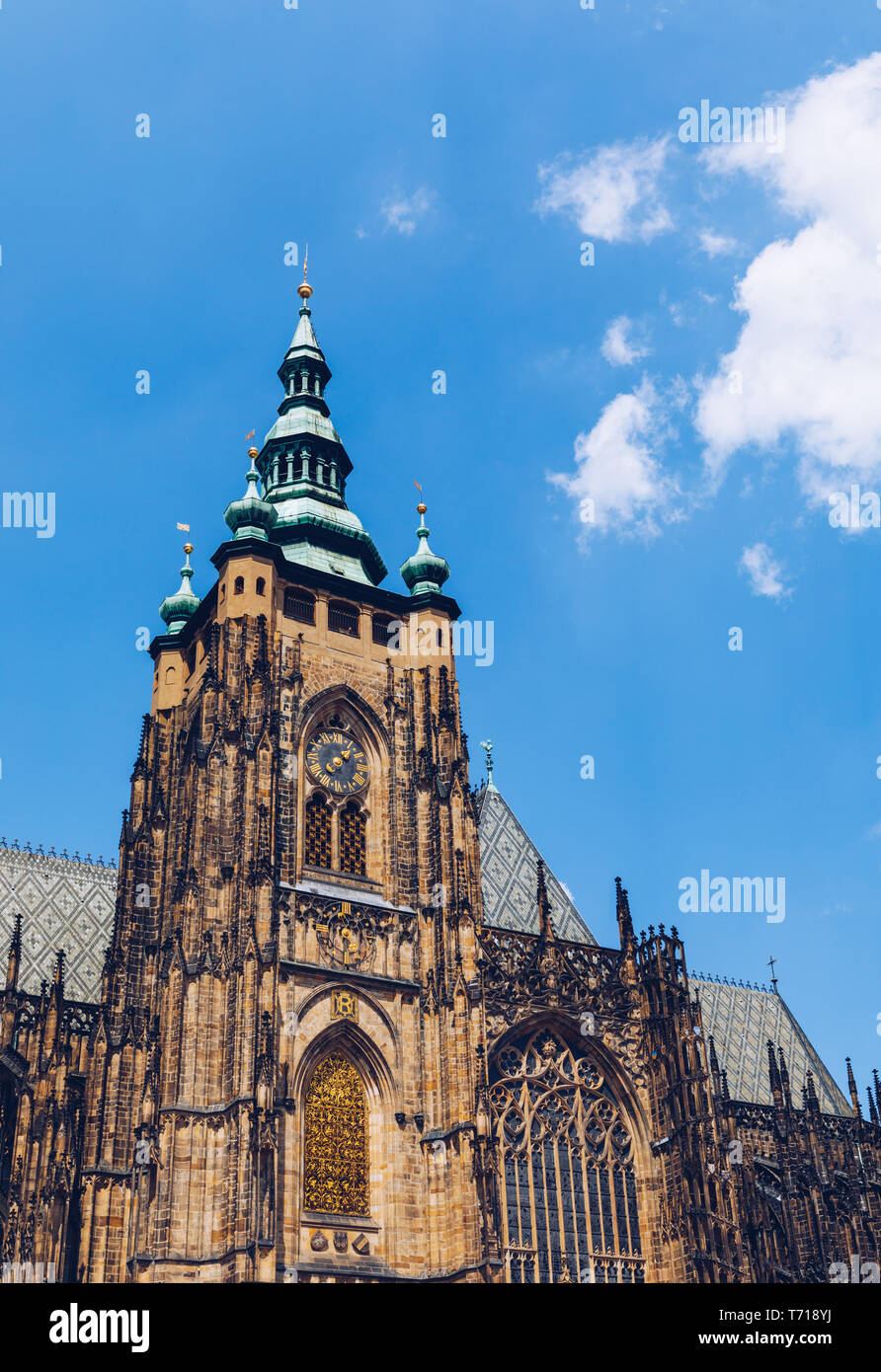 Praga, Bell torres de estilo gótico y de la Catedral de San Vito. San Vito es una catedral Católica Romana en Praga, República Checa. Vista panorámica desde el courtya Foto de stock