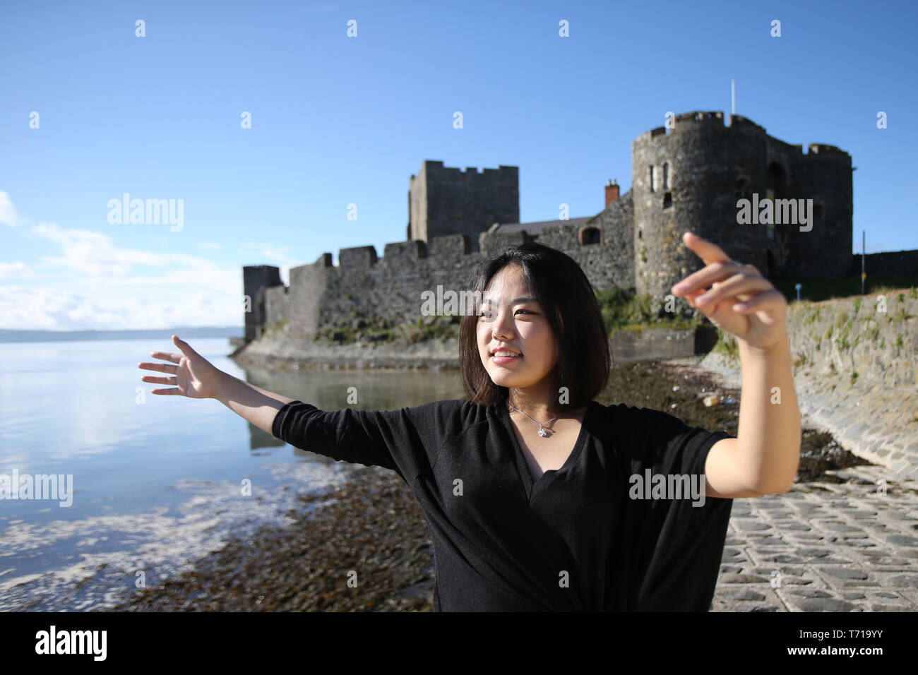 Los estudiantes internacionales tour alrededor de Irlanda del Norte, la mayoría de los hot spots turísticos alrededor del Condado de Antrim, Irlanda del Norte. Foto/Paul McErlane Foto de stock