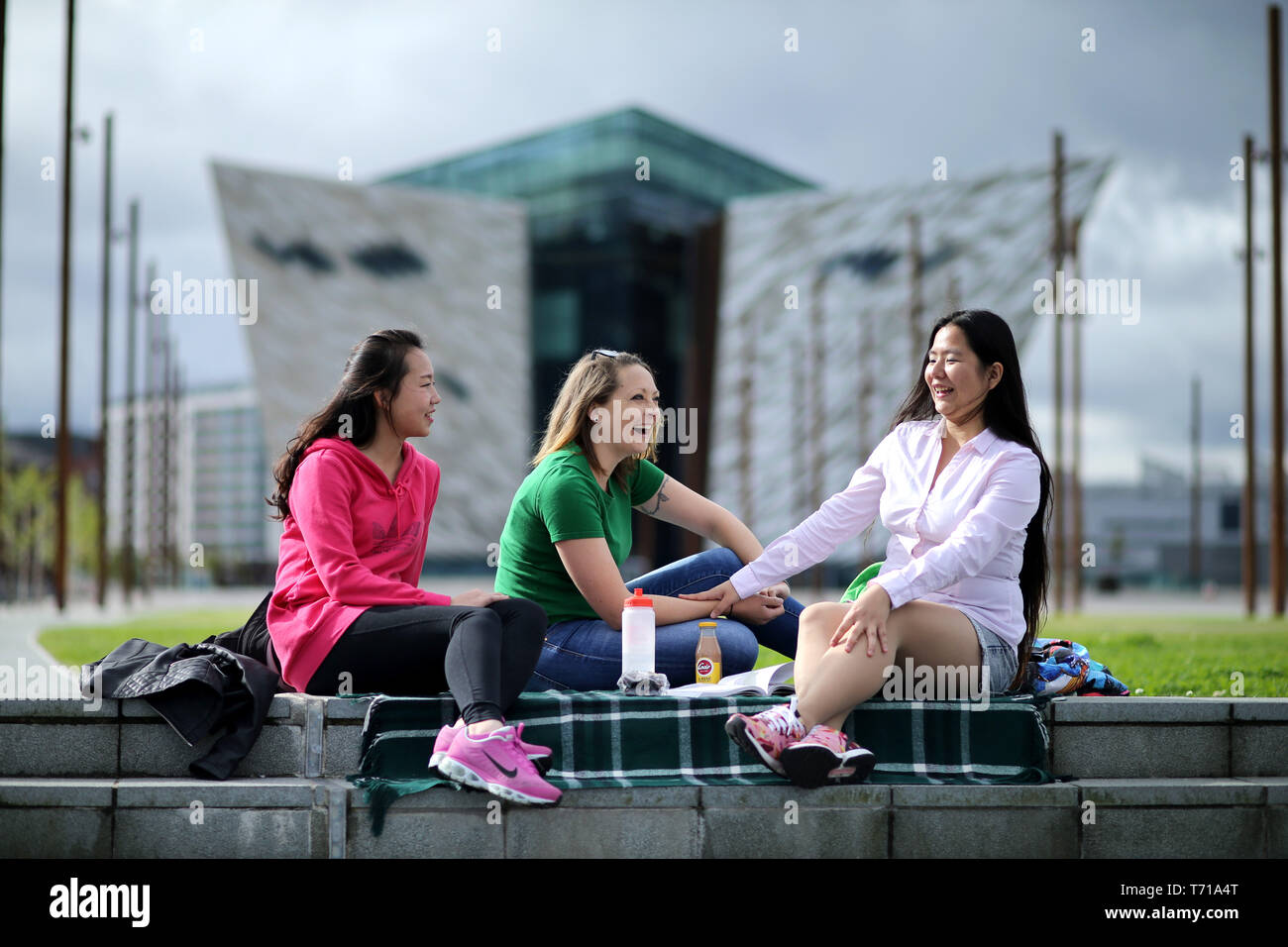 Los estudiantes internacionales tour alrededor de Irlanda del Norte, la mayoría de los hot spots turísticos alrededor del Condado de Antrim, Irlanda del Norte. Foto/Paul McErlane Foto de stock