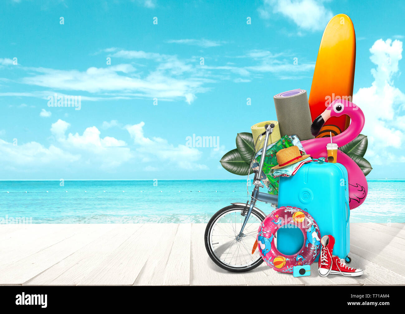 Collage de equipaje para viajar en la parte delantera de la vista del  océano. Concepto de verano, resort, viaje, viaje,. Las cosas necesarias.  Junta Serfing, bicicleta, deportes alfombrillas de goma, sombrero, gafas,