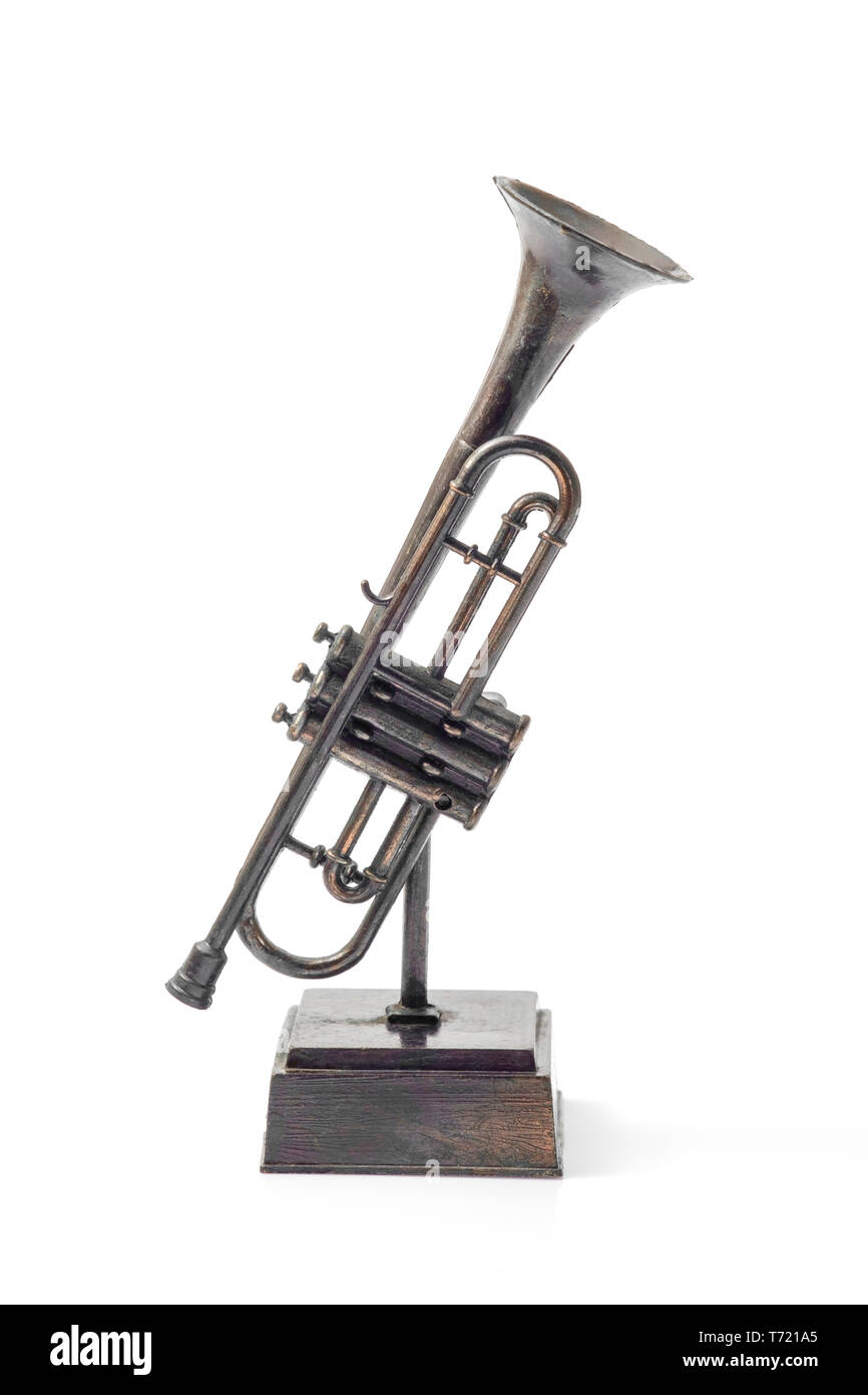 Vintage, la trompeta de juguete sobre fondo blanco. Foto de stock