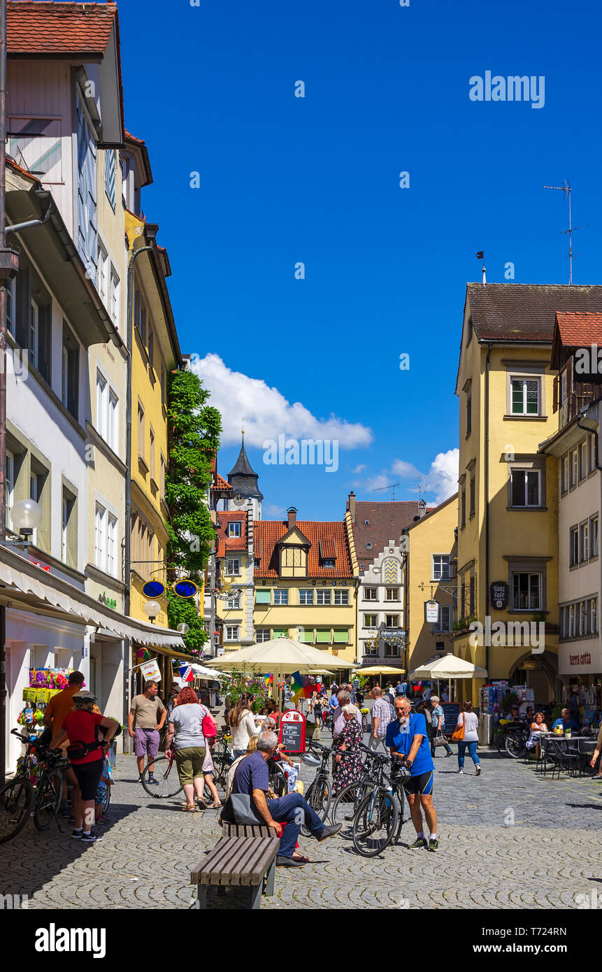 Escena de la vida de la calle Maximilianstrasse en el casco antiguo de la ciudad de Lindau en el Lago Constanza, Baviera, en Alemania, en Europa. Foto de stock