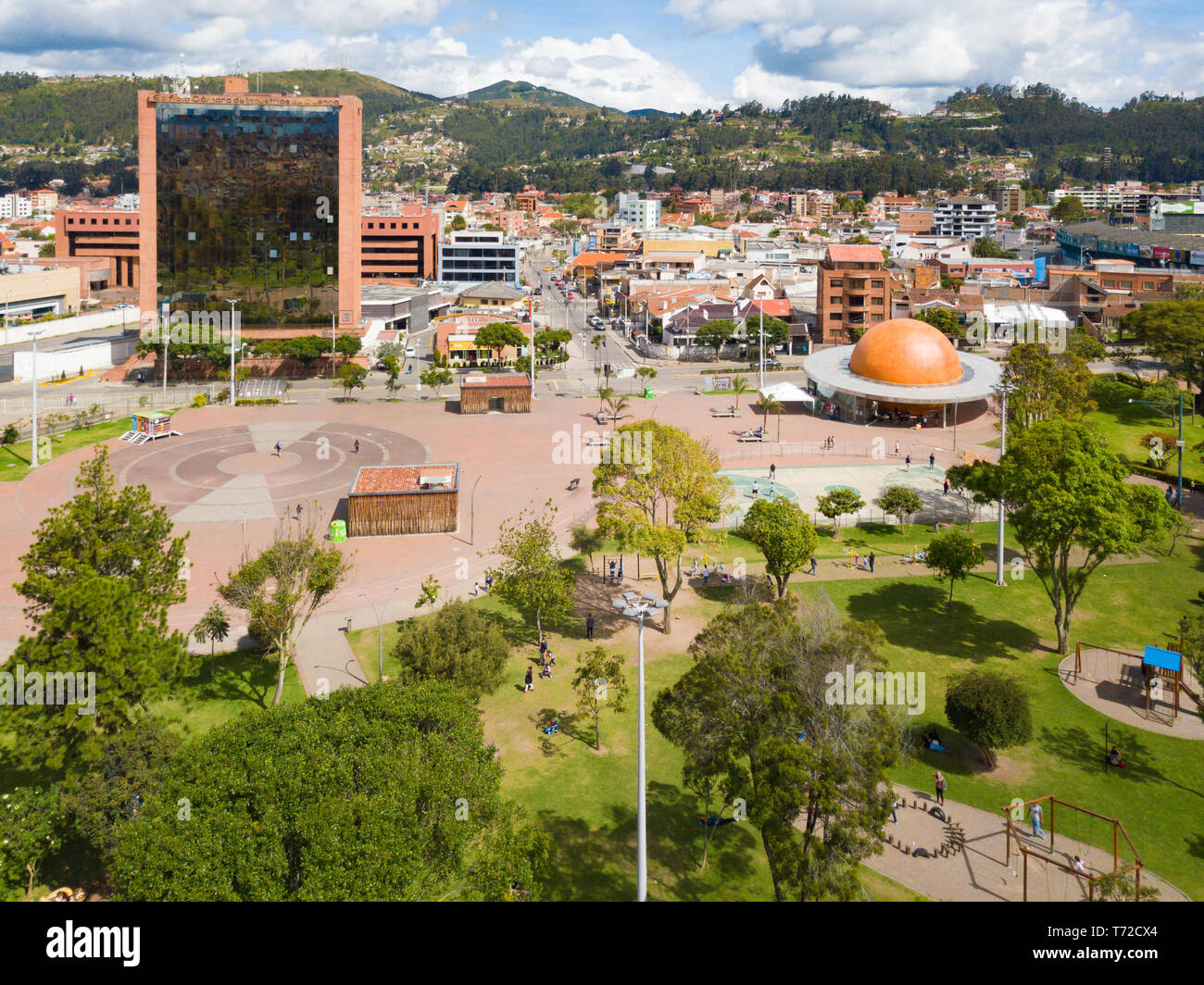 Vista aérea del parque de la madre con el Cuenca Ecuador