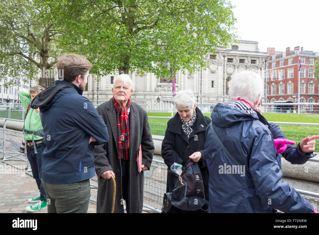 Bruce Kent, en protesta contra la CND Royal Navy Servicio Nacional de Acción de Gracias para conmemorar los 50 años de 'Continuo' de disuasión en el mar en la Abadía de Westminster. Foto de stock