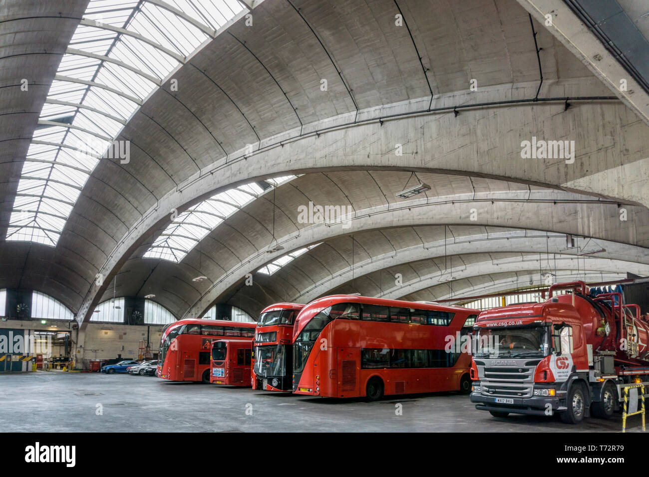 El grado II* listed, hormigón armado, Stockwell garaje de autobuses más grande de Europa tenían techo incompatible span cuando abrió en 1952. Foto de stock