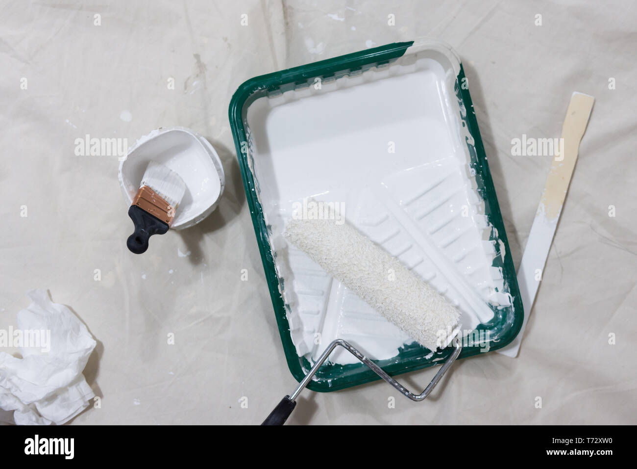 Pintura blanca, rodillo, cepillo, agitar stick, pan, para pintar el techo  de color blanco o recortar Fotografía de stock - Alamy