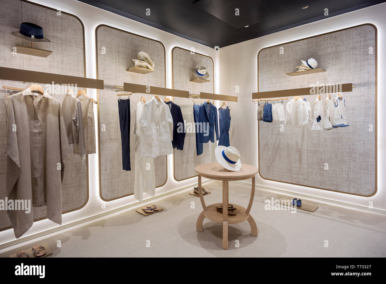 Interior de una tienda de moda en Milán, Italia Foto de stock