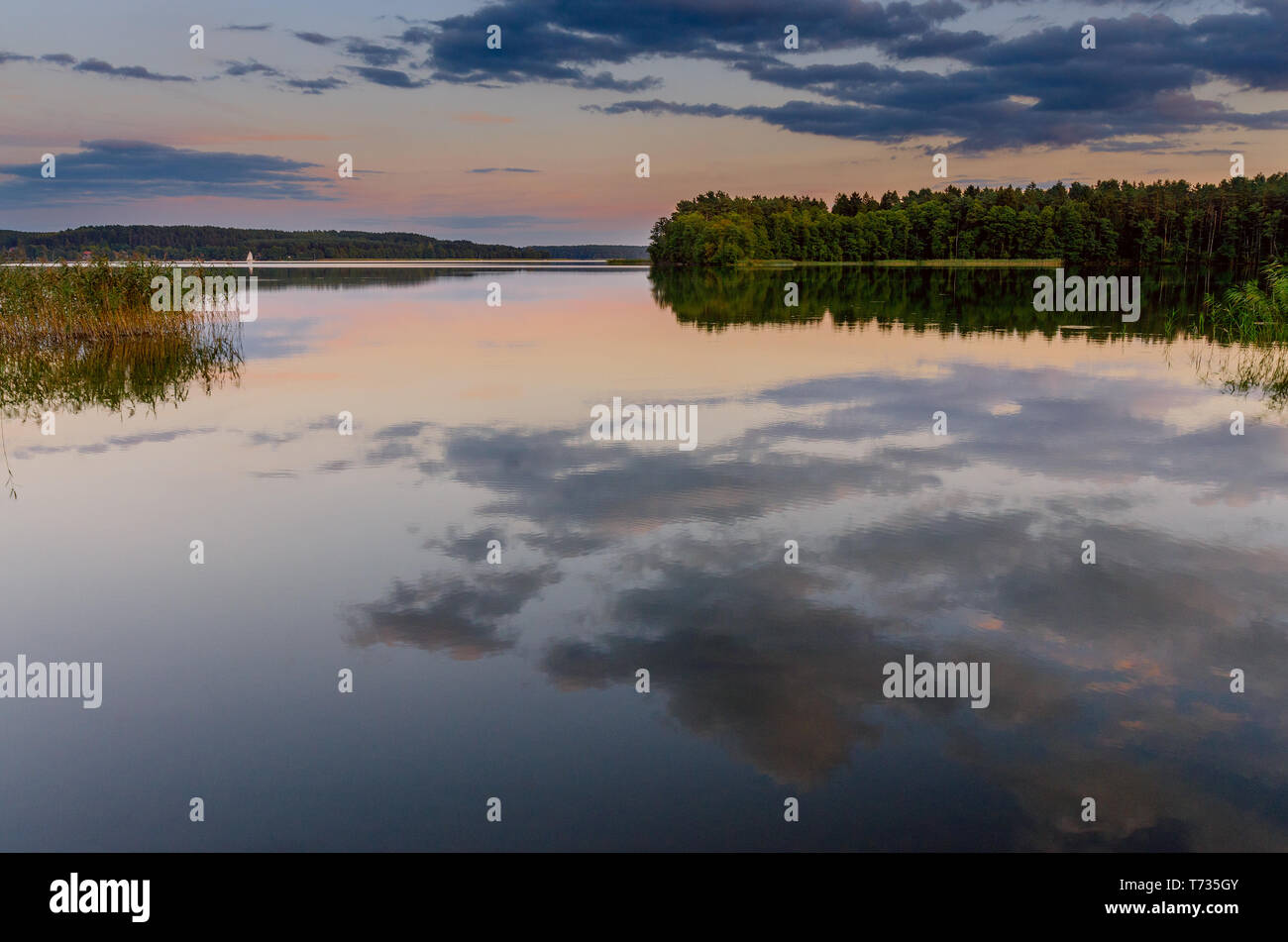 Puesta de sol sobre el lago masuria Pluszne cerca del pueblo de Olsztynek.: Hohenstein (GER). Provincia Warmian-Masurian, Polonia. Foto de stock