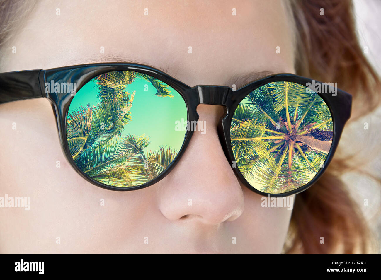 Chica gafas de sol, palmeras, reflexión, concepto de verano tropical  Fotografía de stock - Alamy