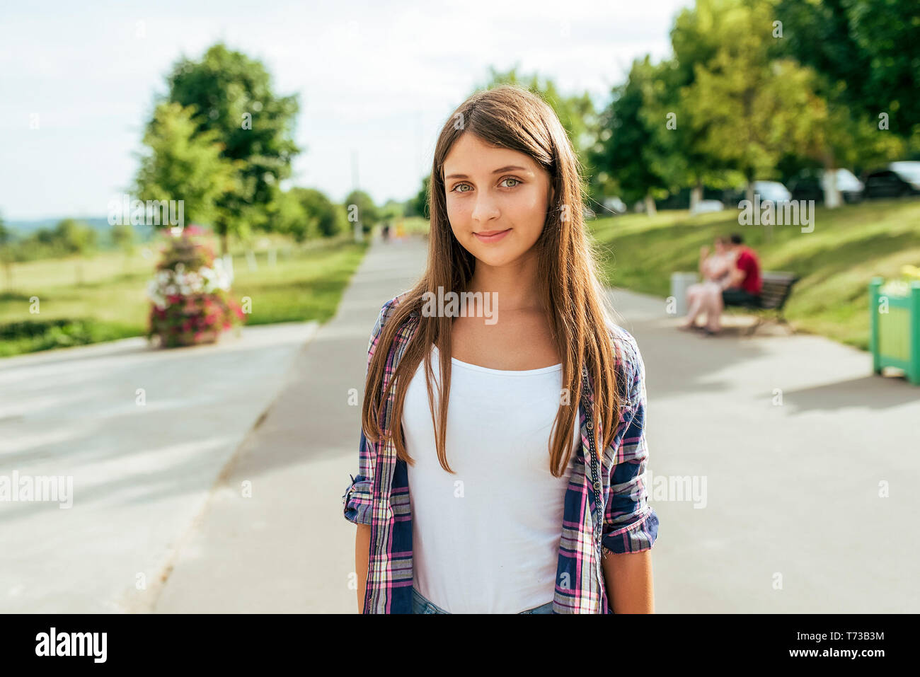 Niña en camiseta blanca con espacio de texto