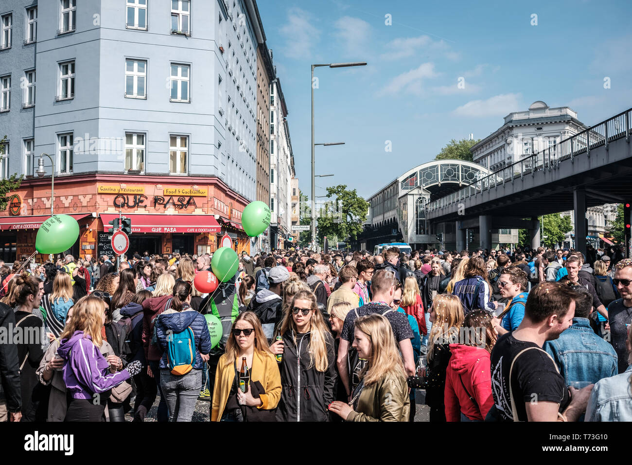 Berlin, Alemania - 01 de mayo de 2019: los jóvenes feliz en la concurrida calle celebrando el día del trabajo en Berlín, Kreuzeberg Foto de stock